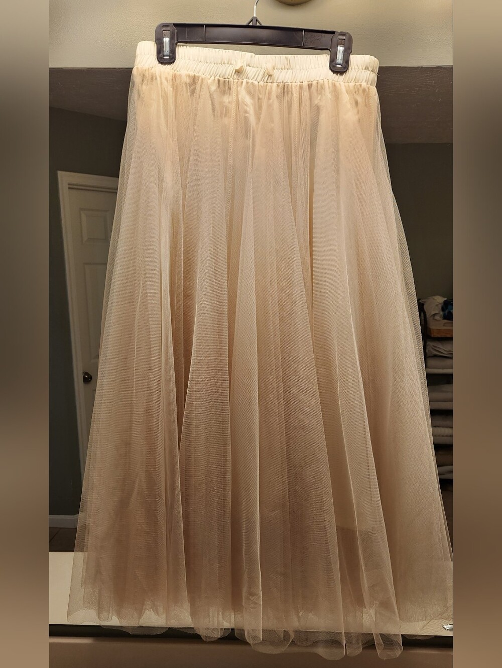 Elegant Women's Tulle Maxi Skirt in Cream Size L SOME STAINS ON LINING OF SKIRT